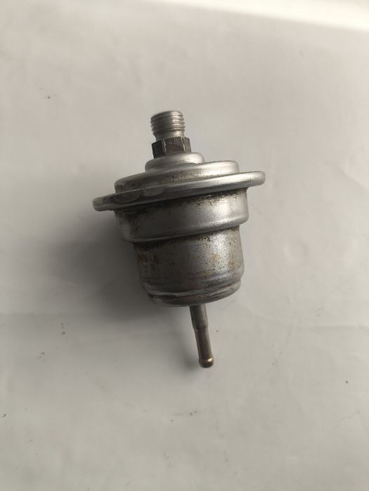 Аккумулятор давления топлива на Мерседес Е190, 124, 126.