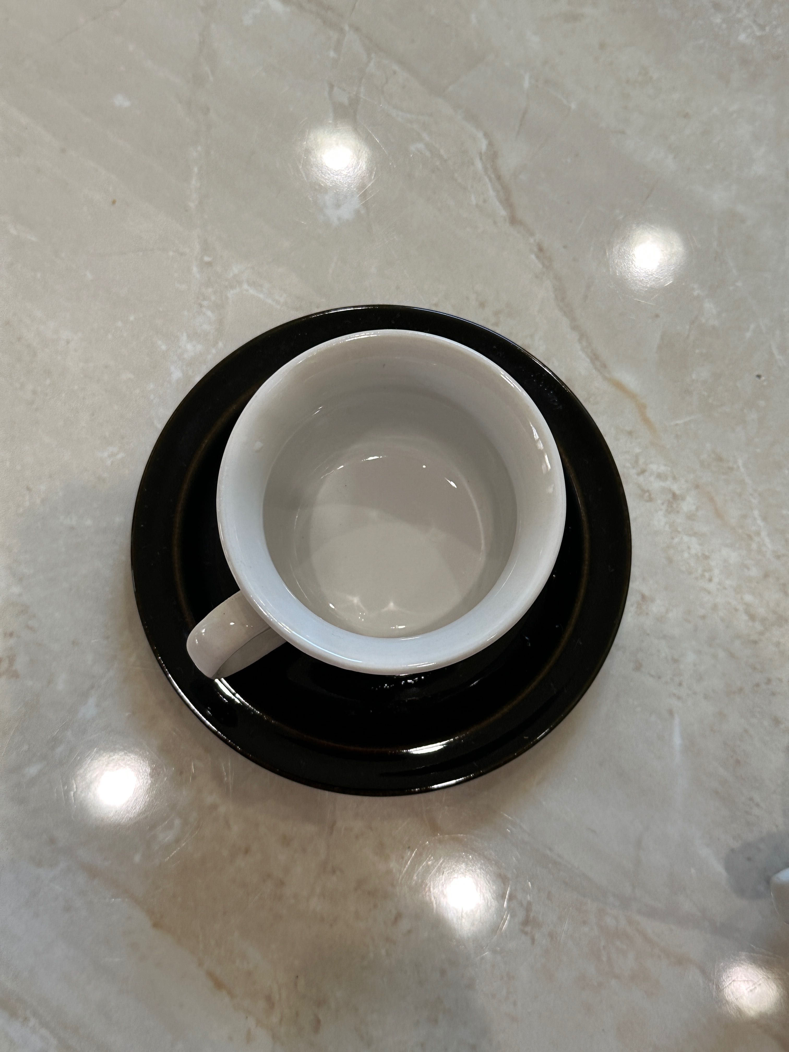 Komplet filiżanek z talerzykami z porcelany