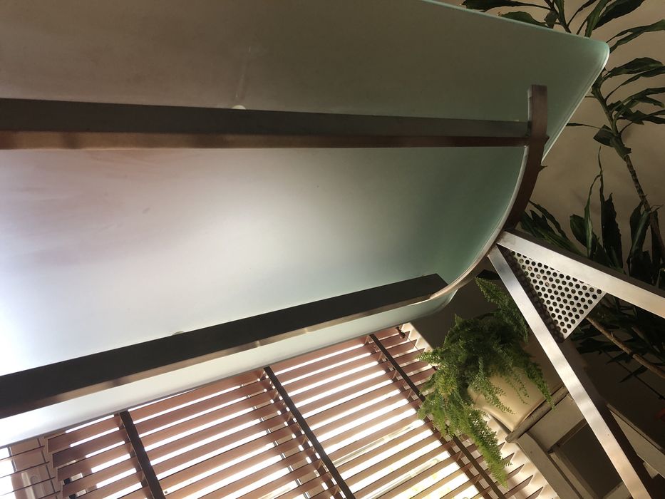 Mesa 1,50x0,70 (vidro temperado, base inox)