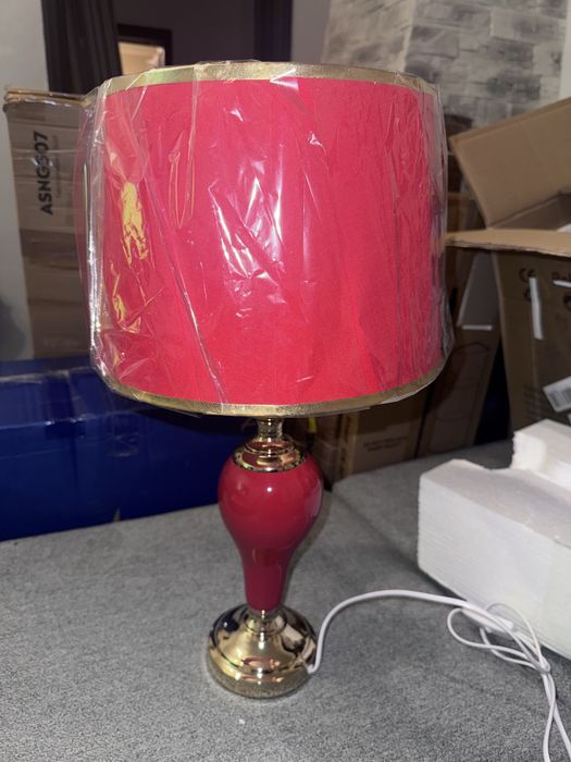 Lampka stołowa na komode