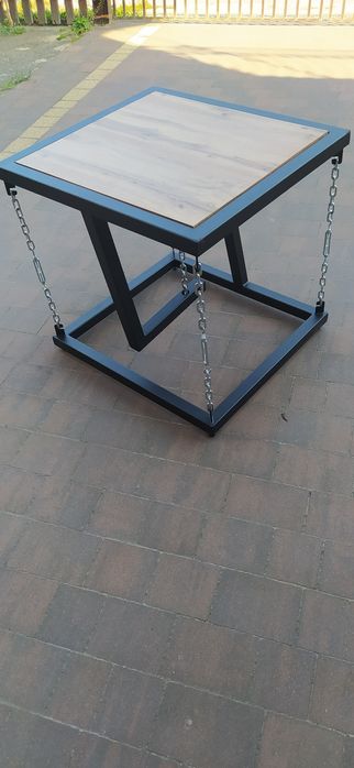 Stolik kawowy łamiący prawa fizyki