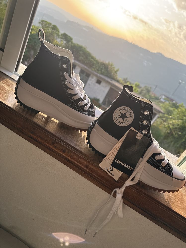 Um par de ténis converse all star