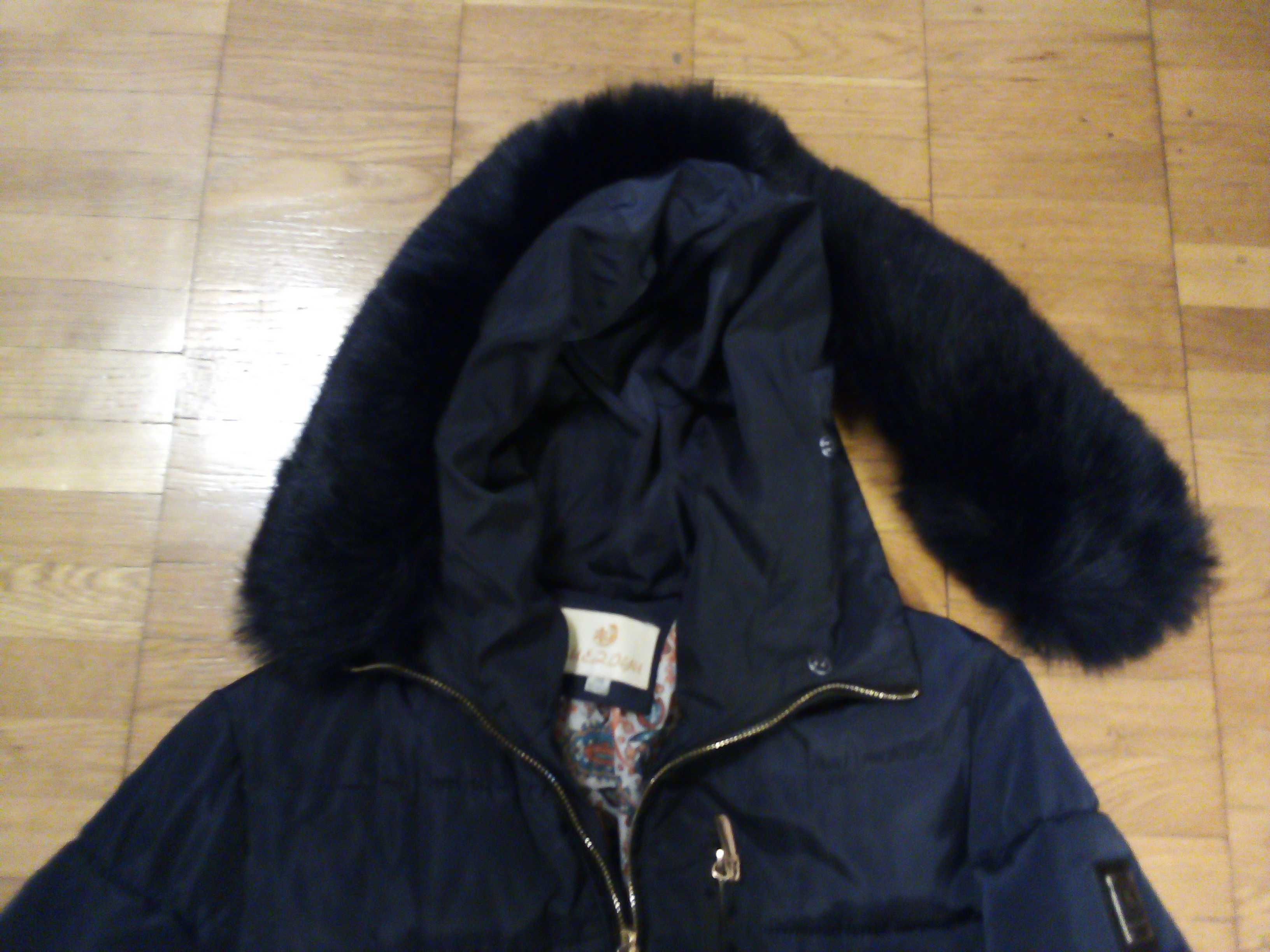 Куртка зимняя с капюшоном с искусственным мехом в идеале.