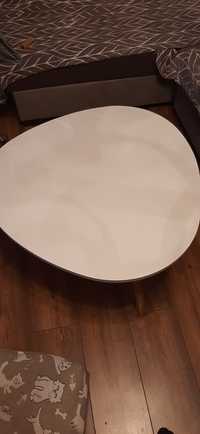 Biały niski stolik