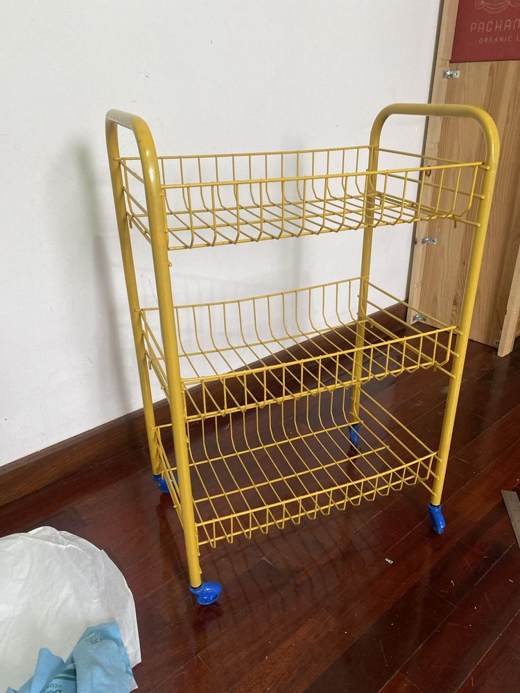 Carrinho amarelo arrumação
