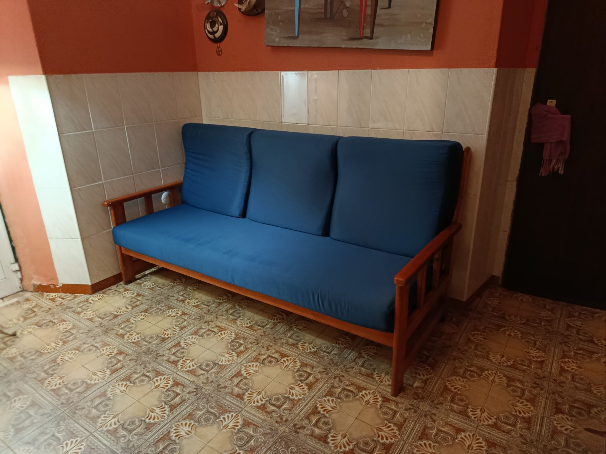 Sofa azul lindo.