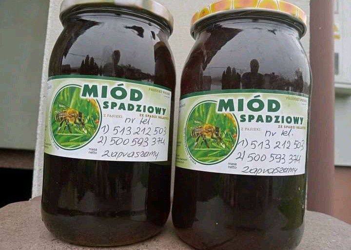 Miód spadziowy iglasty w wiaderkach i słoikach.