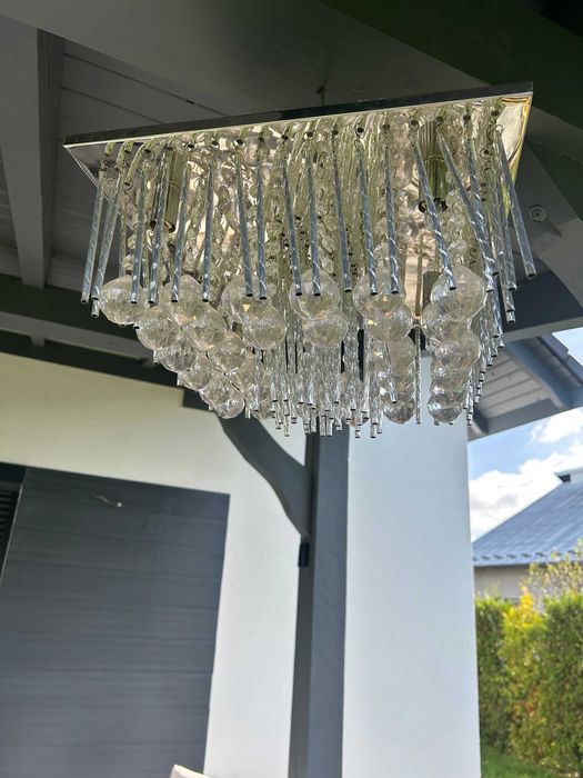 Lampa do salonu z kryształkami.