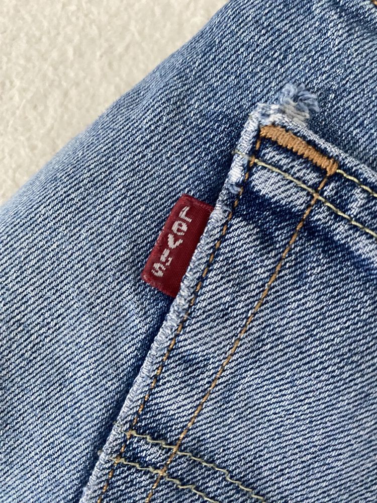 Jasne jeansy niebieskie z przetraciem na kolanie levi’s 511 pinterest