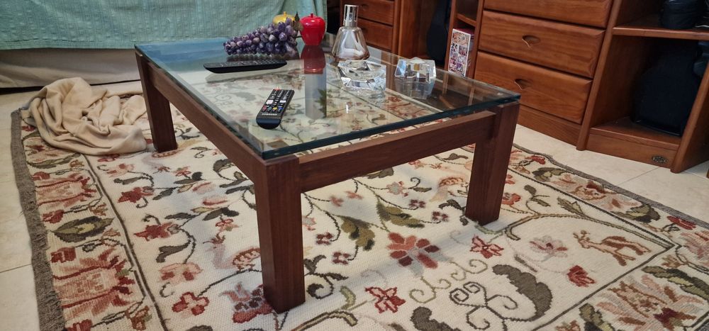 Mesa de centro em madeira e vidro