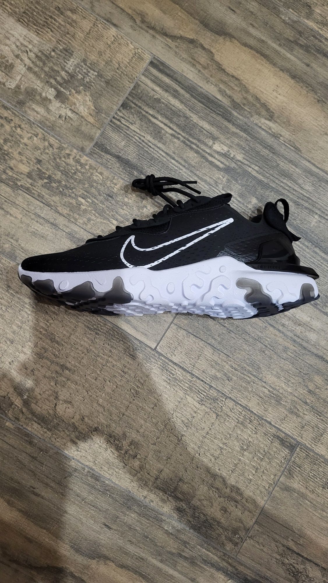 Продам Nike React V2 black/white