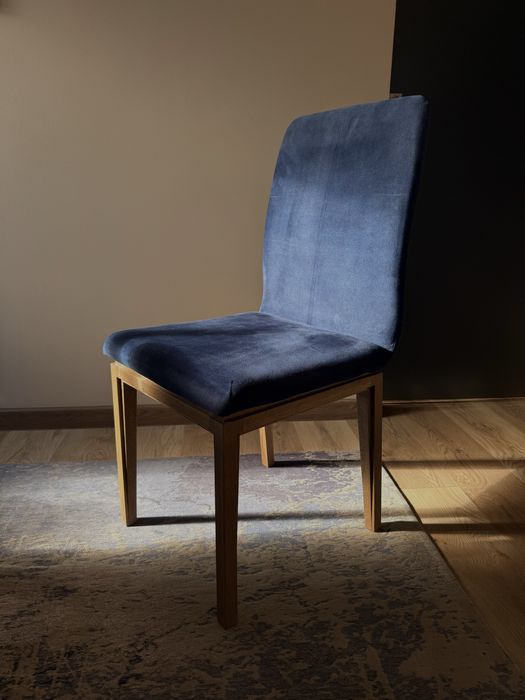 Krzesła drewniane, wyściełane welurem.