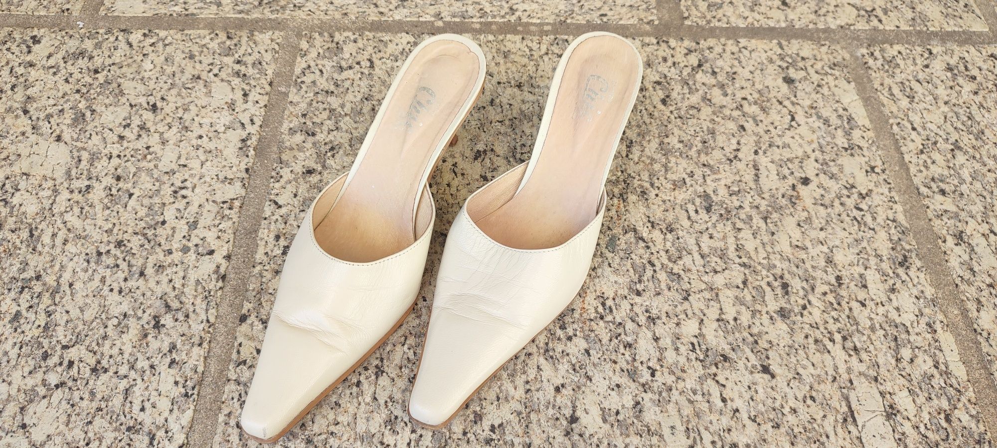 Sapatos Mule em pele.