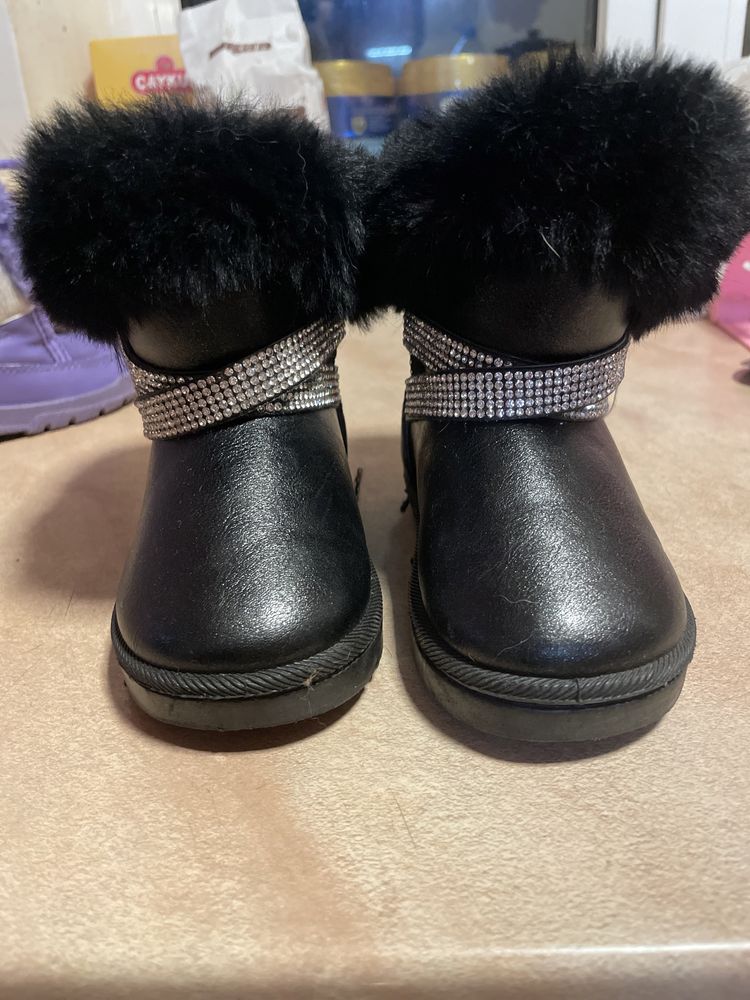 Продам зимние детские угги ботинки для девочки 23 размер