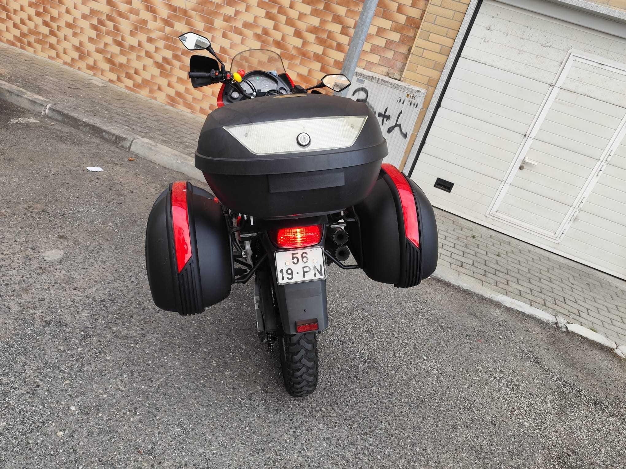 Vende se mota praticamente nova