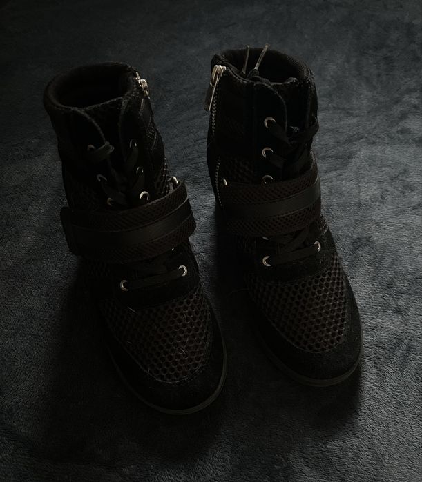 Buty na koturnie Armani