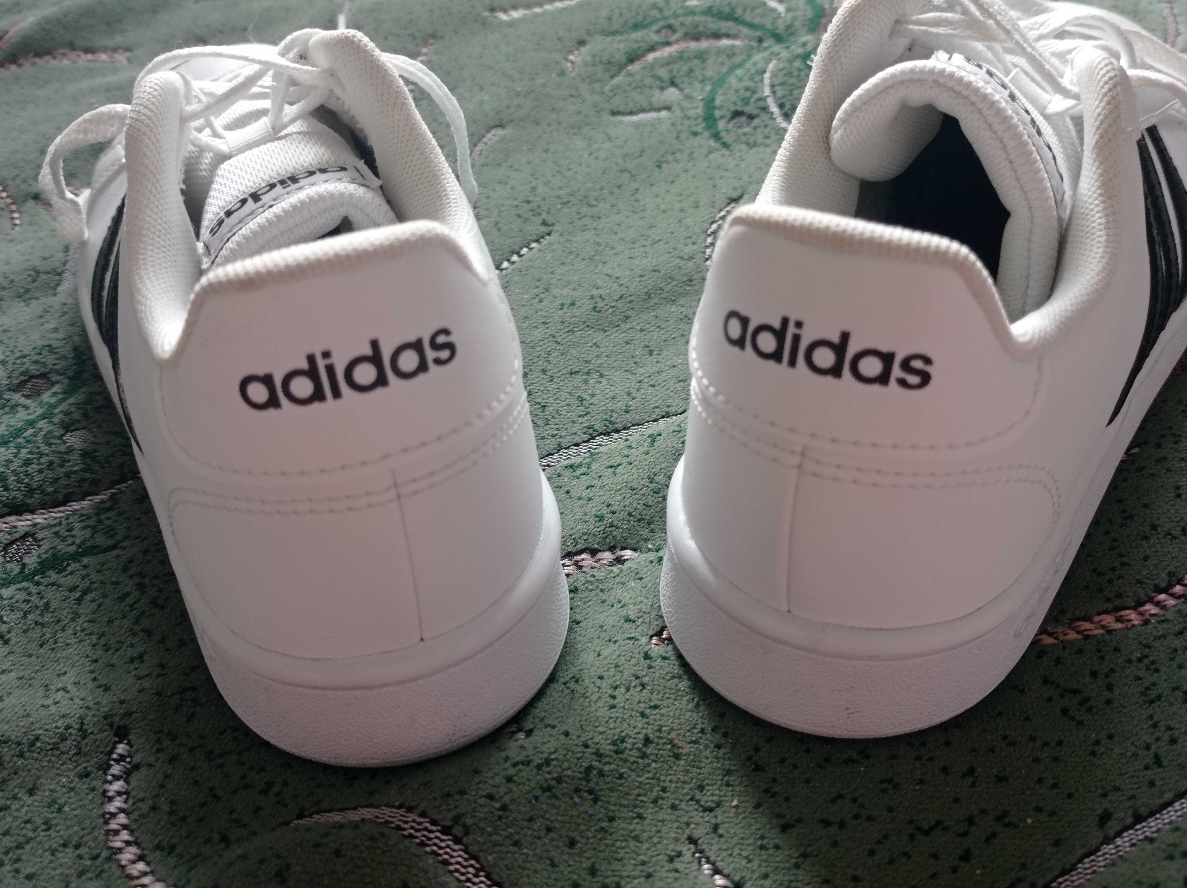 Кроссовки Adidas (оригинал) фирменные размер-38 стелька- 24см.