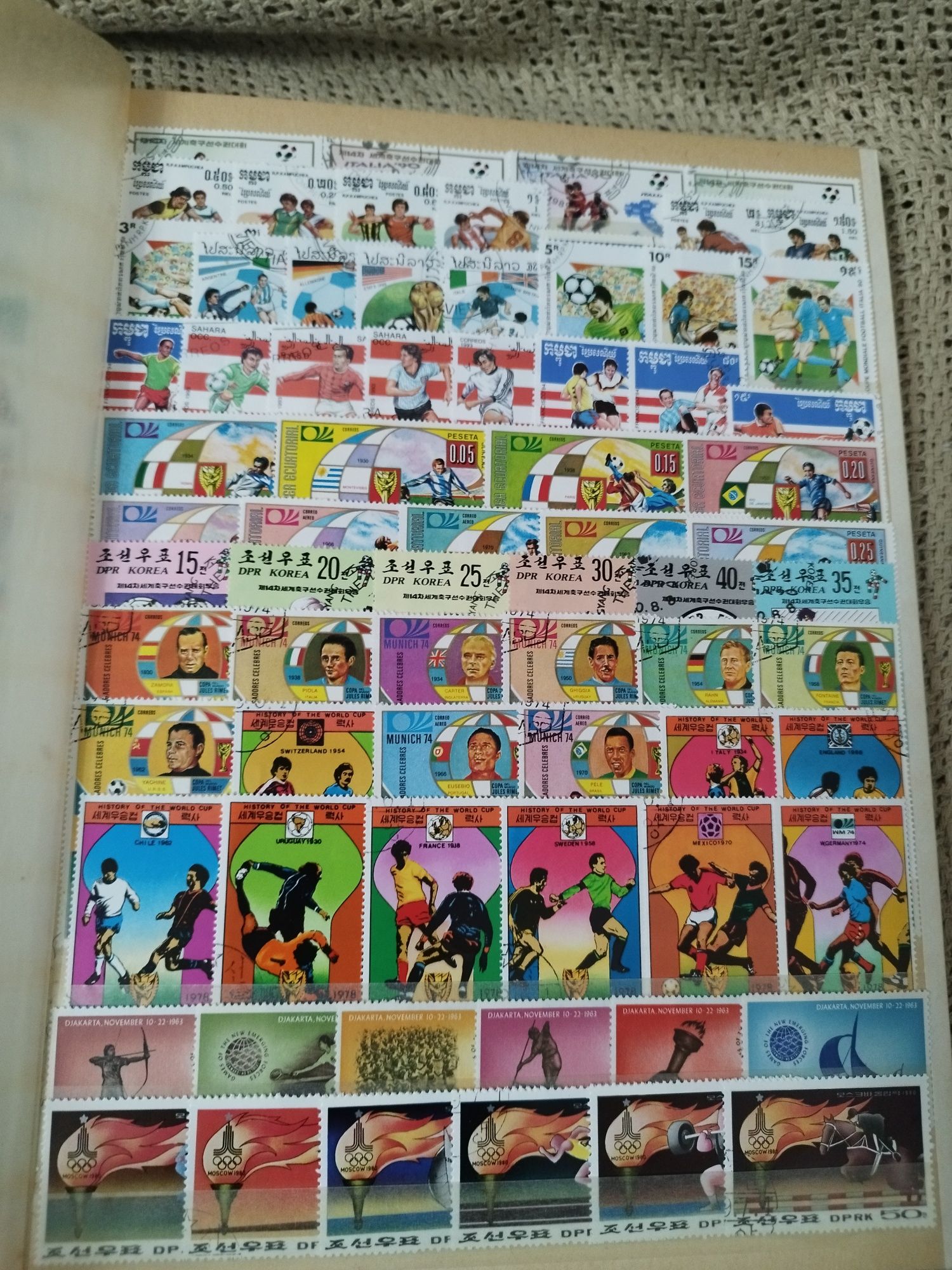 Classificador com 300 selos diferentes temática desporto