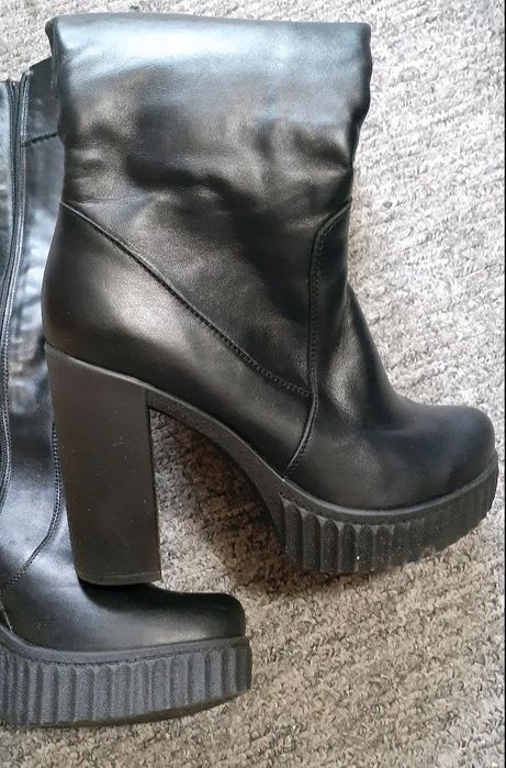 Зимові жіночі шкіряні чоботи.