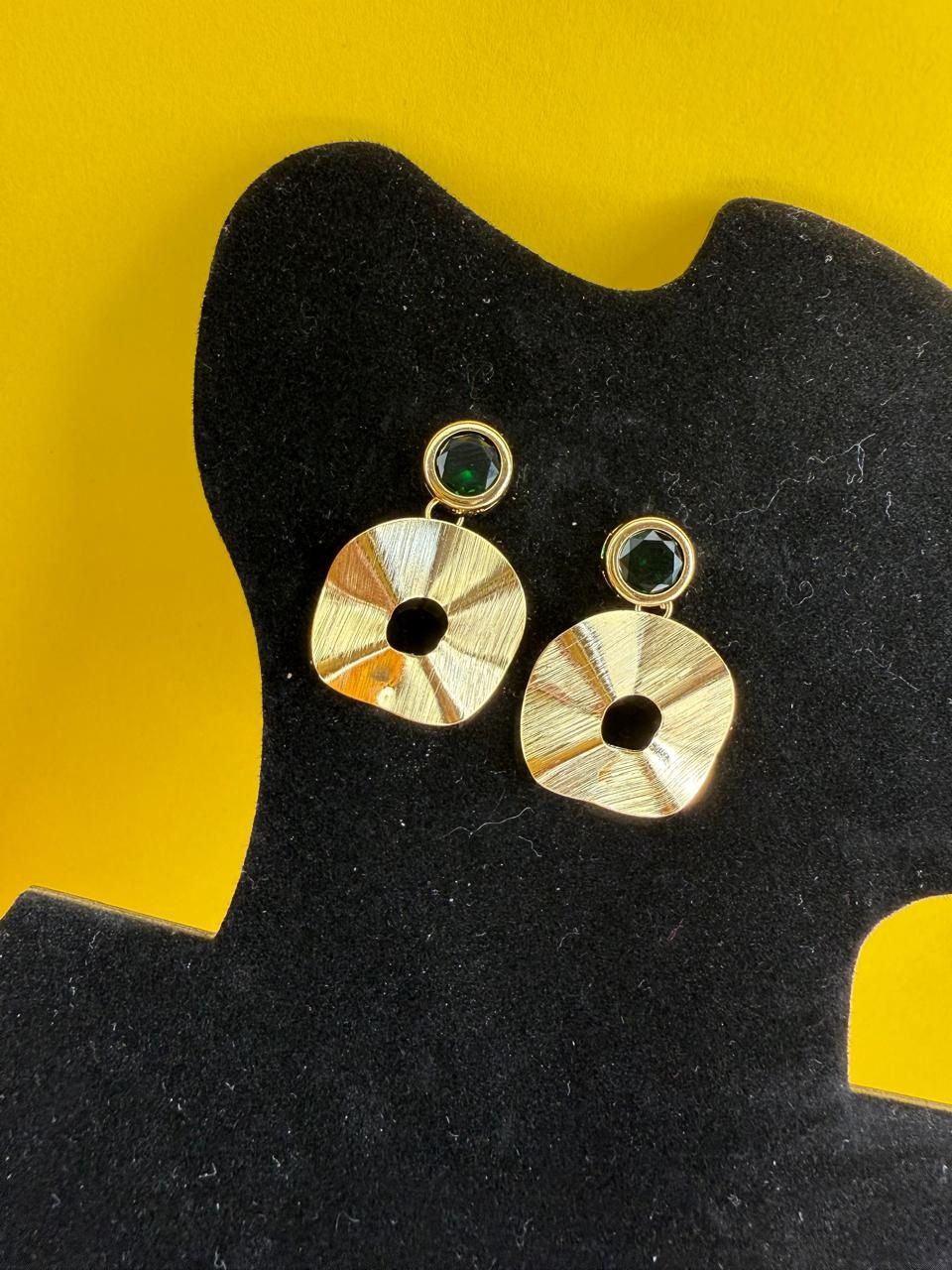 Conjunto folheado a ouro,  com zirconia,  semijoia de qualidade.