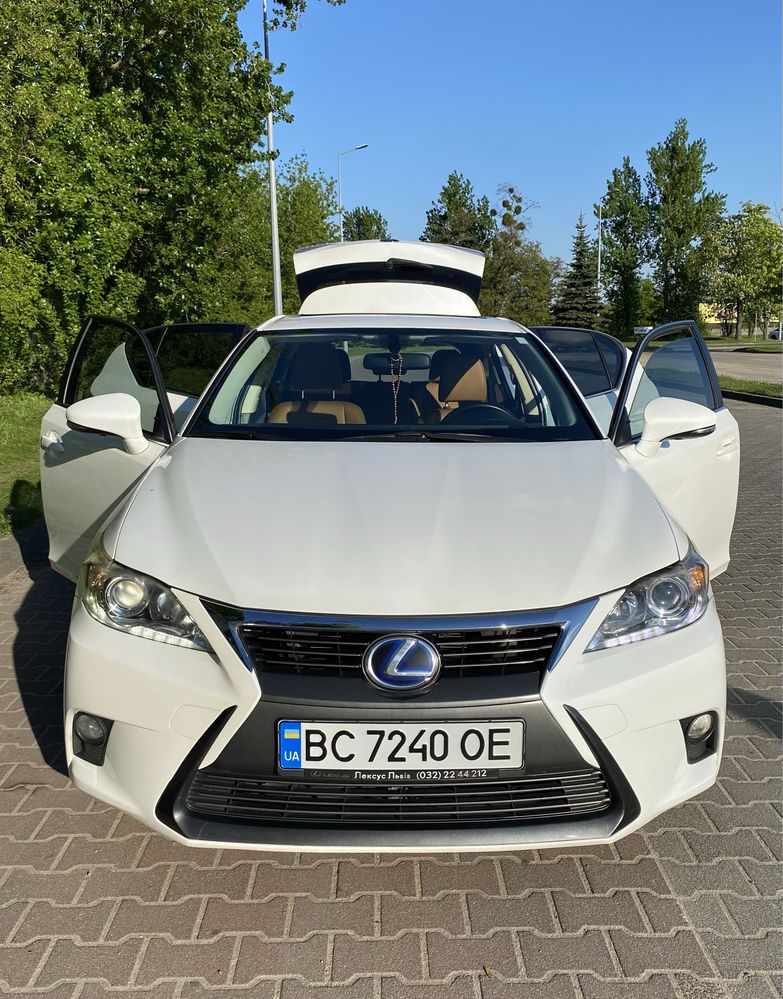 Продам власний автомобіль Lexus ct 200h