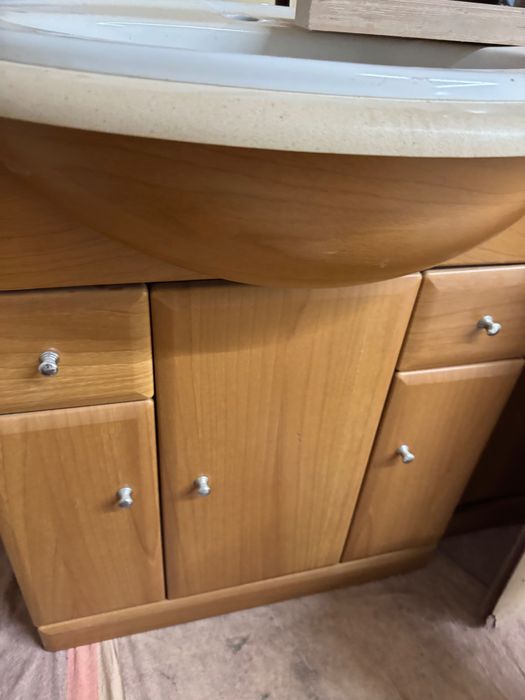 Móvel de casa de banho com lavatório e espelho