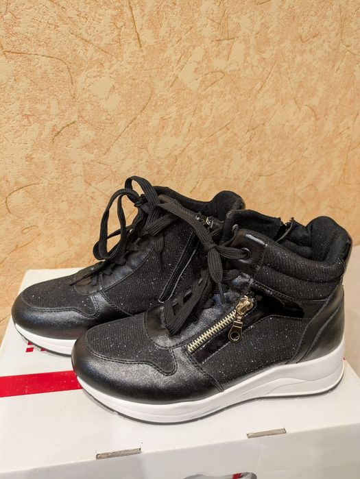 Продам вживані демісезонні жіночі черевики