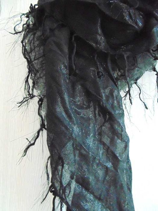 Chusta / apaszka czarna z błyszczącą srebrną nitką z frędzlami