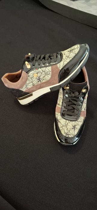 Sapatos / Ténis marca Manuel Alves