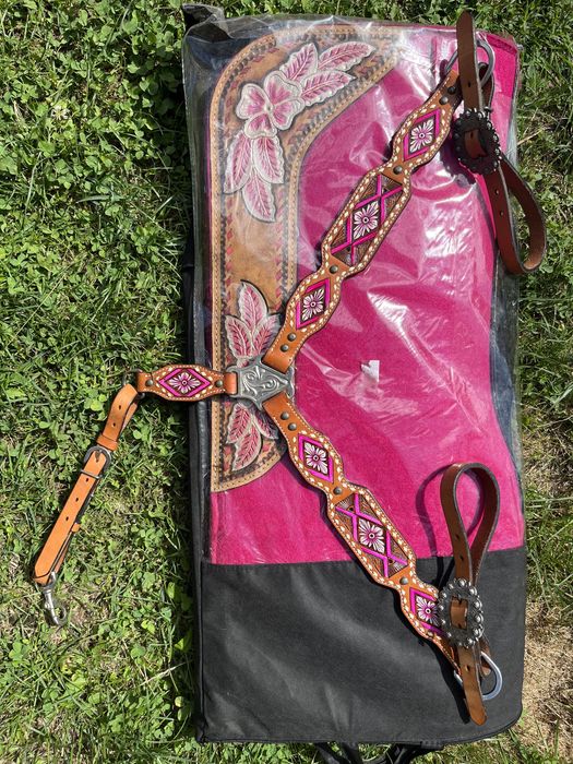 Napierśnik z różowymi dodatkami