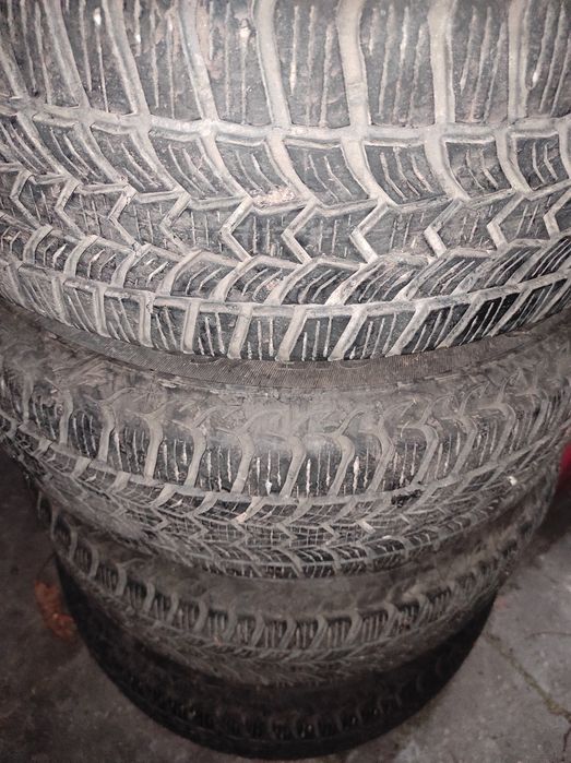 Opony zimowe na felgach stalowych 215/65 R16