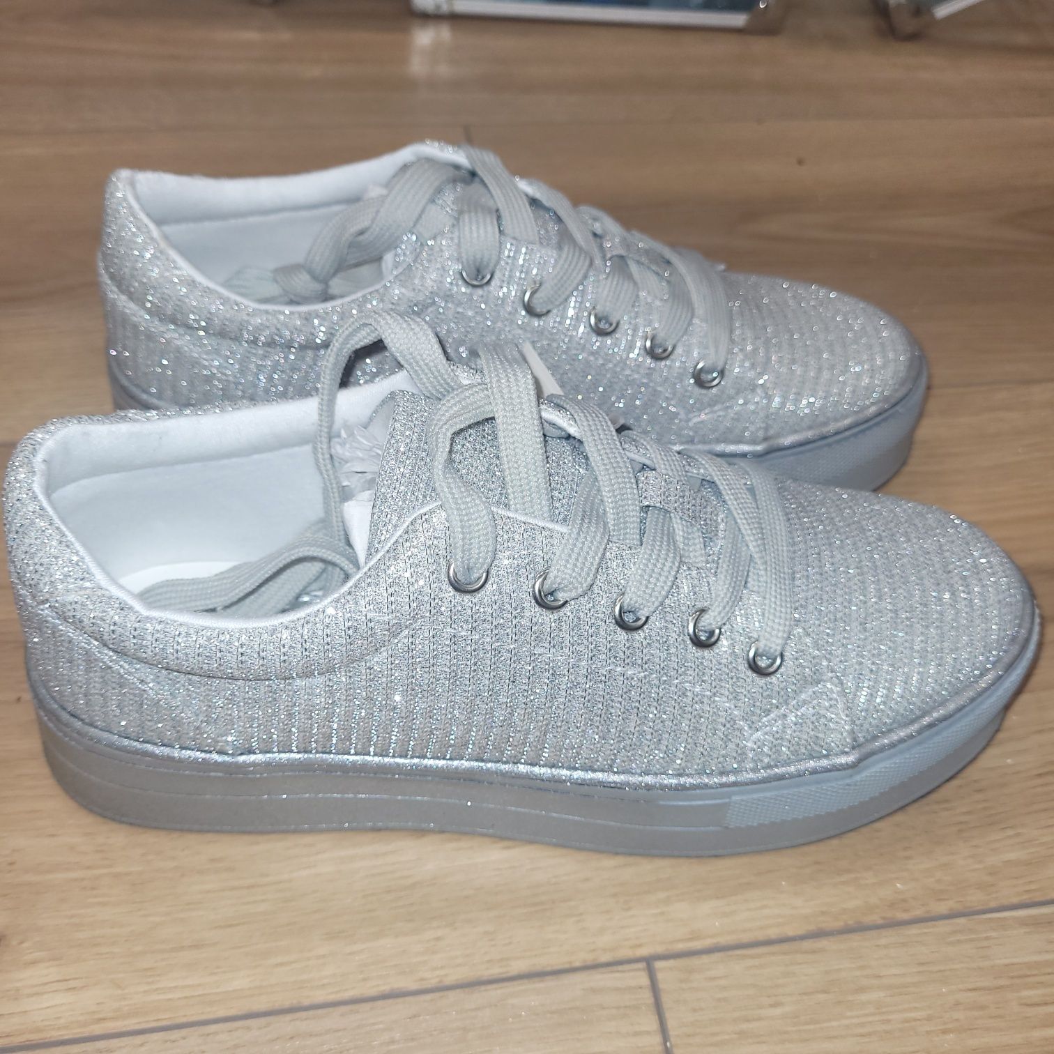 Buty  srebrne błyszczace quazi 38 nowe