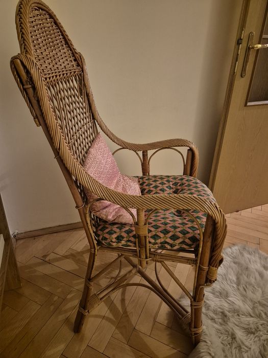 Wiklinowy fotel z poduszkami