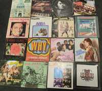 Vários discos single vintage de vinil