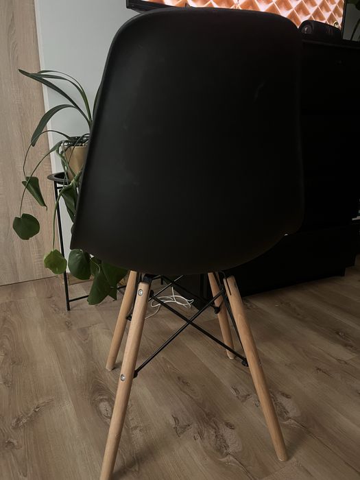 Krzesło w stylu skandynawskim czarne drewno