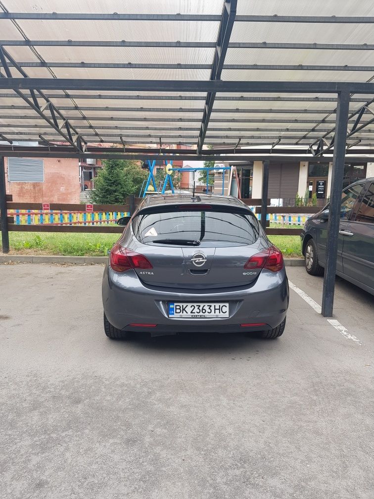 Opel Astra J  2010 року.