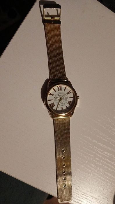 Zegarek damski w kolorze złotym