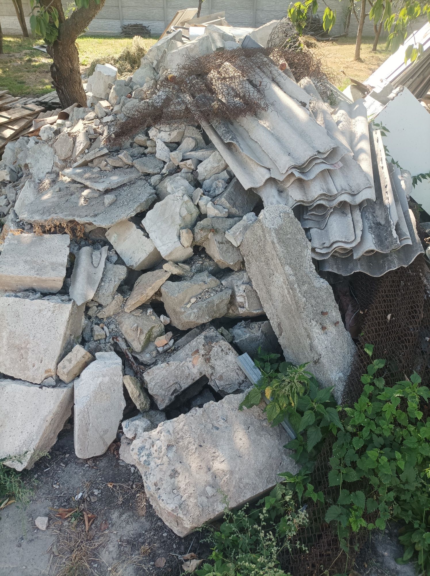 БУЧА.Віддам безкоштовно будівельне сміття