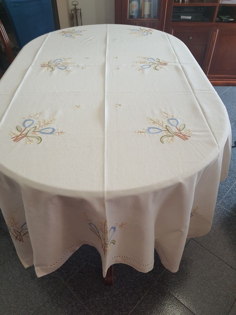 Toalha de mesa  em linho e bordada à mão.