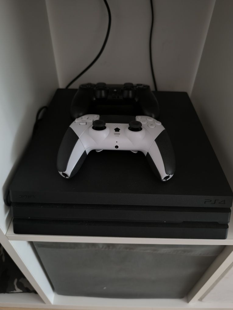 Play station 4 PRO 1tb em perfeito estado.
