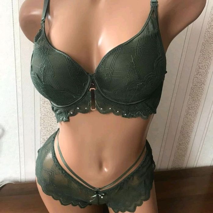 Ажурний комплект жіночої нижньої білизни