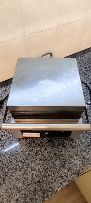 Профессиональная вафельница "GoodFood"