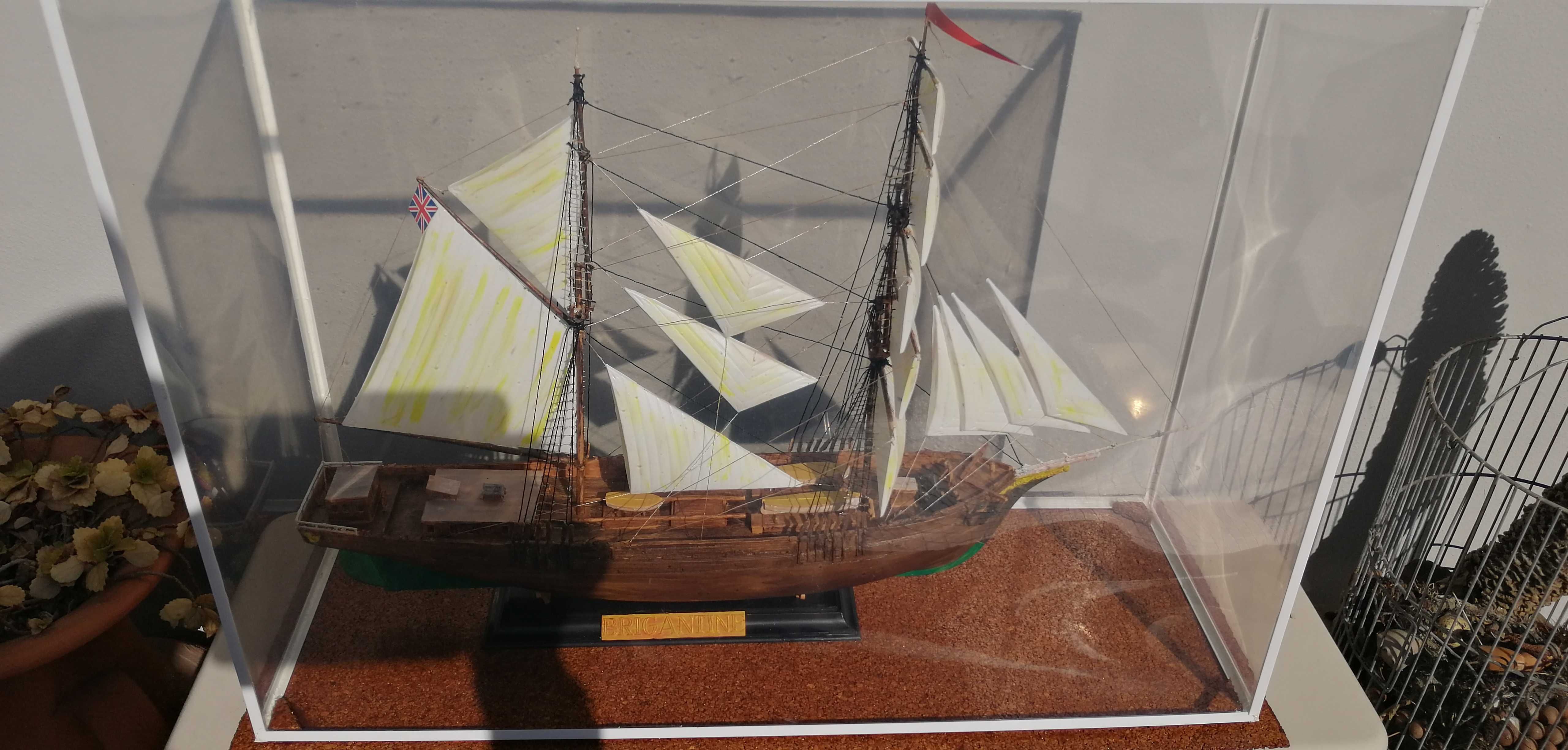 Barco caravela com redoma