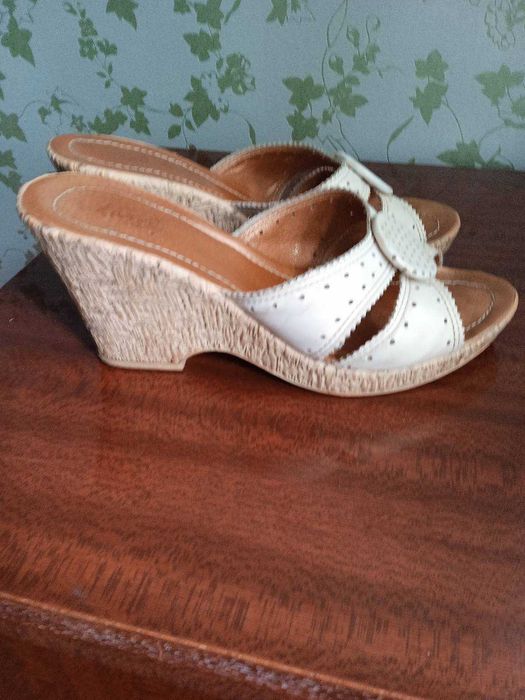 Шлепанцы бежевые