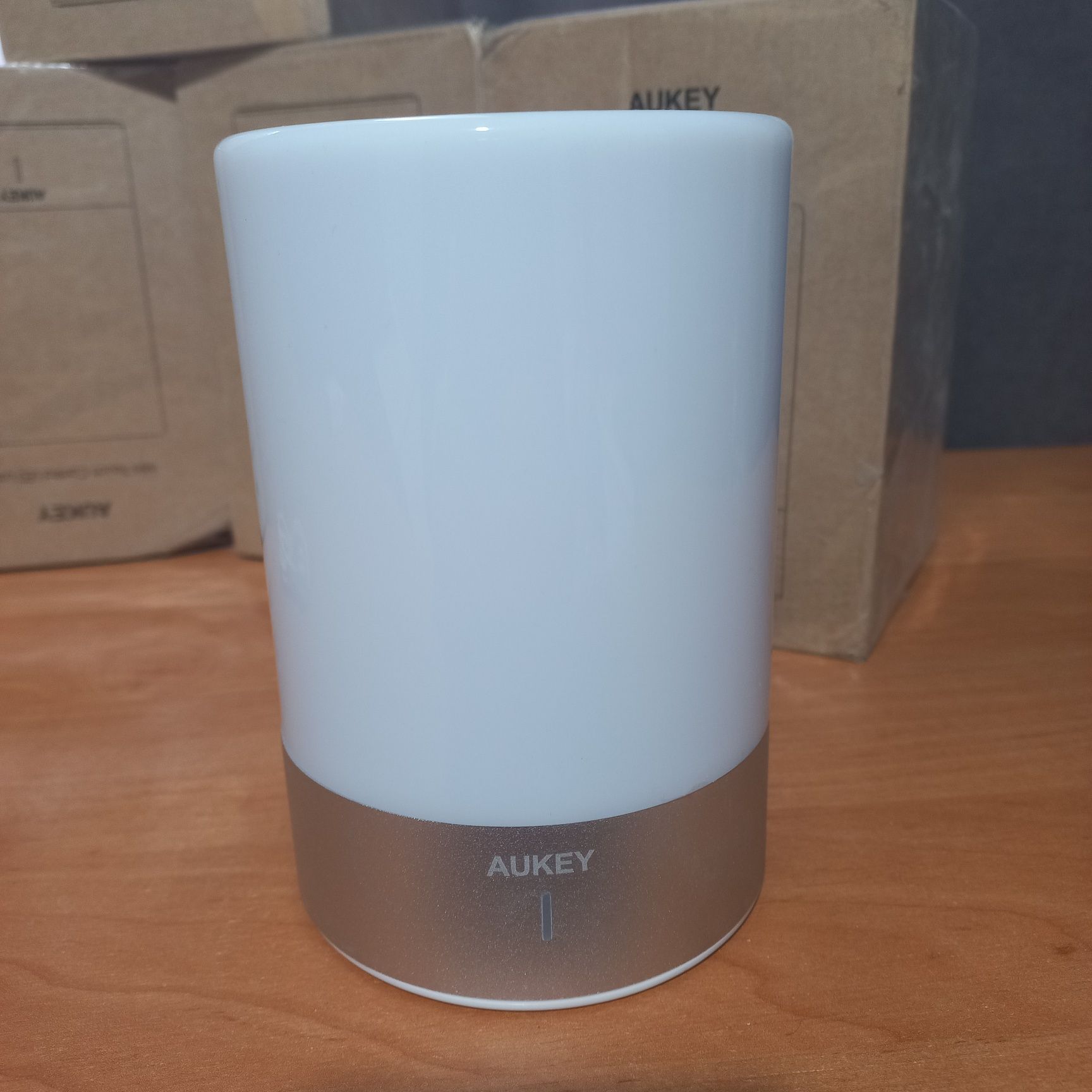 Сенсорна лампа-світильник Aukey