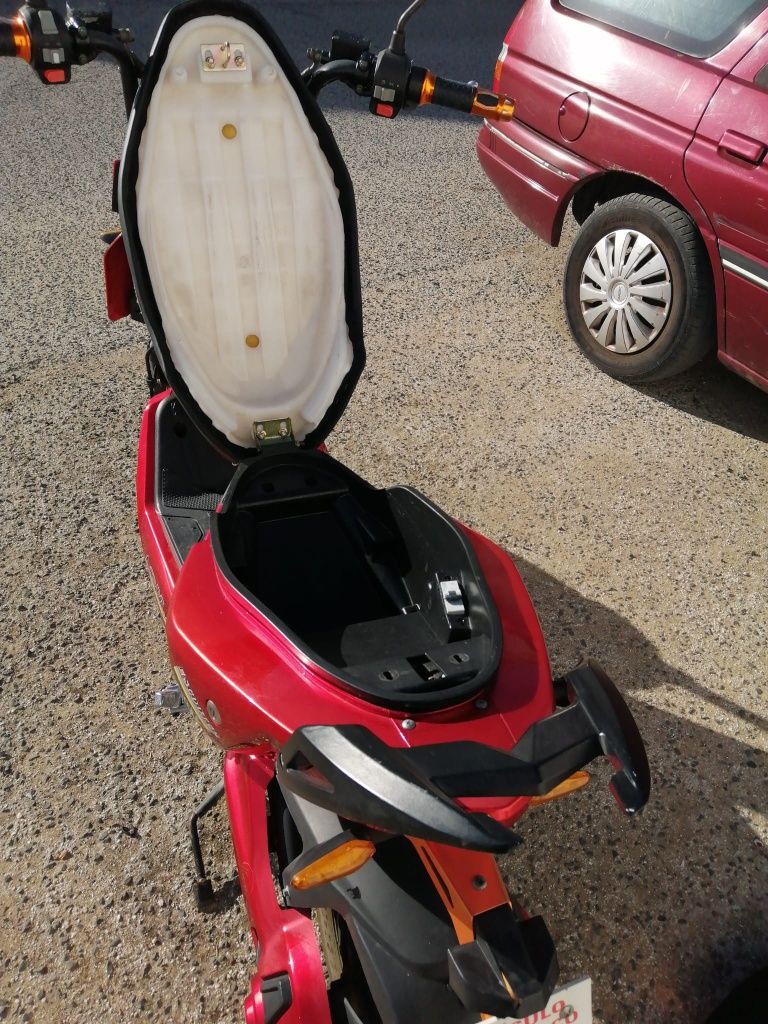 Scooter elétrica 
Velocidade máxima 52km/h
Bateria de lítio 60v, 30ah