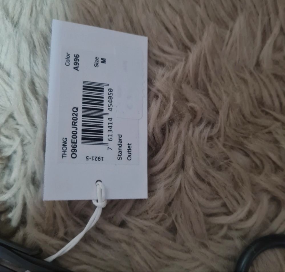 Guess czarne stringi lohowane z czerwona gumka r M z wieszakiem