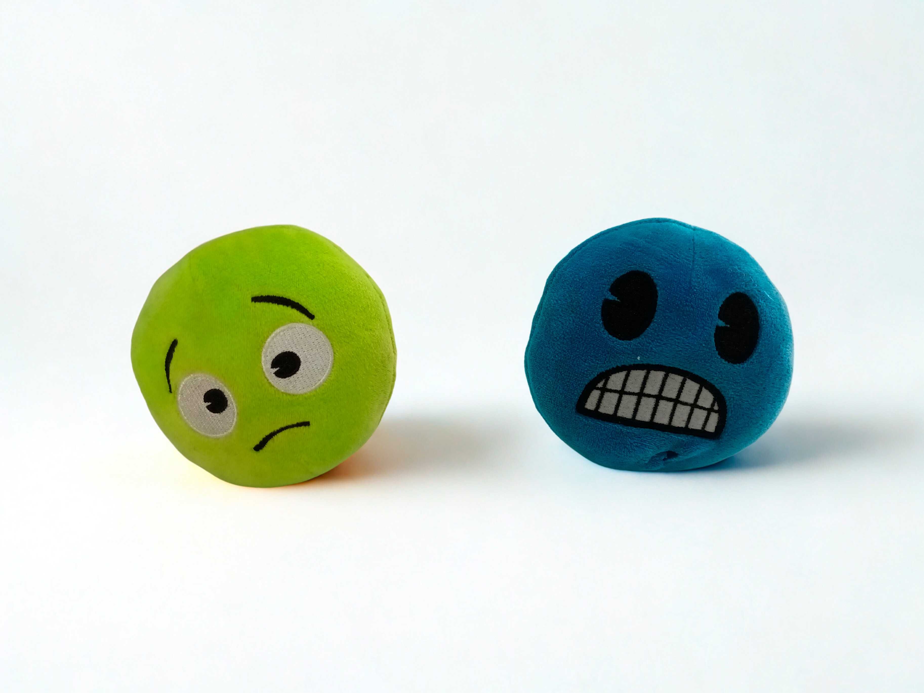 2 Peluches de emojis verde e azul