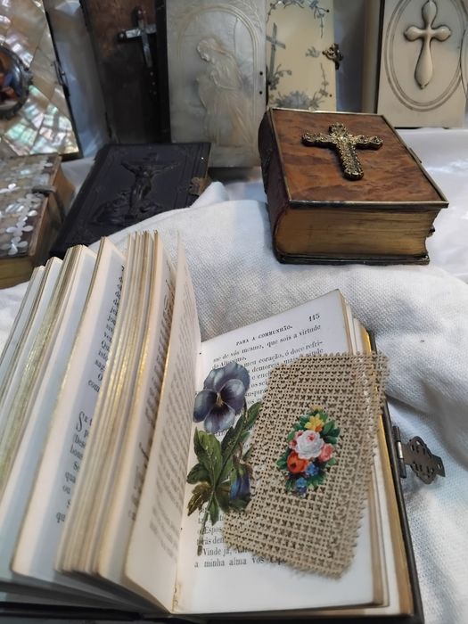 Livro de missa antigo, com o calvário  na capa