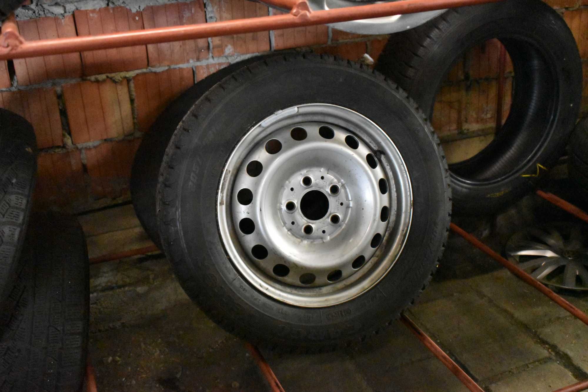 Koło koła 16 Opona Goodyear 205/65R16C Felga 6.5Jx16H2 ET60 Mercedes